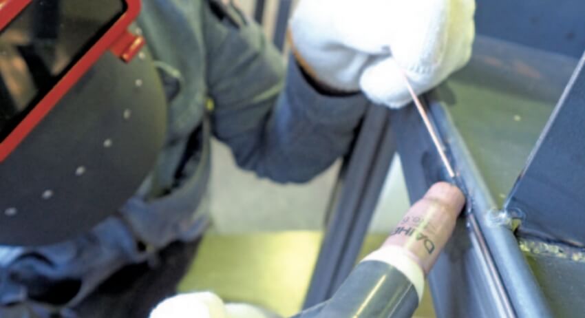 アルミフレームを使った柵を制作する様子