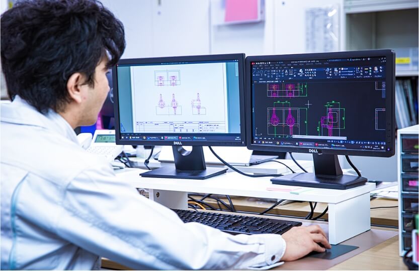 「2D AutoCAD LT」を操作している様子