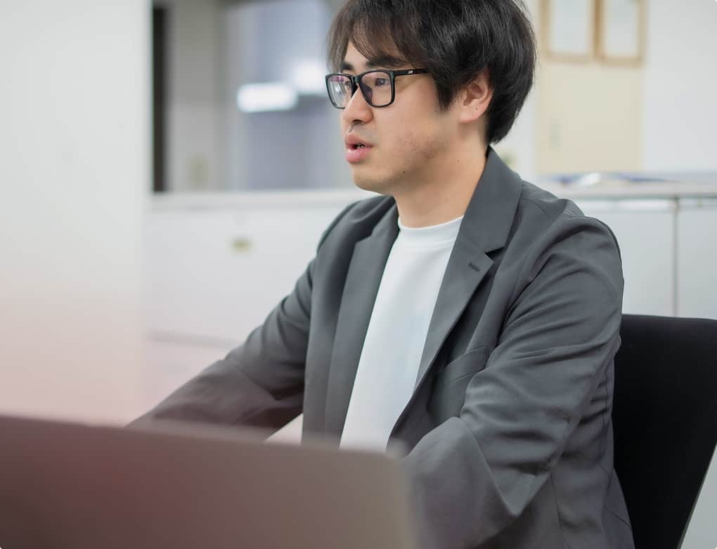 オフィスで業務に取り組む管理職の社員