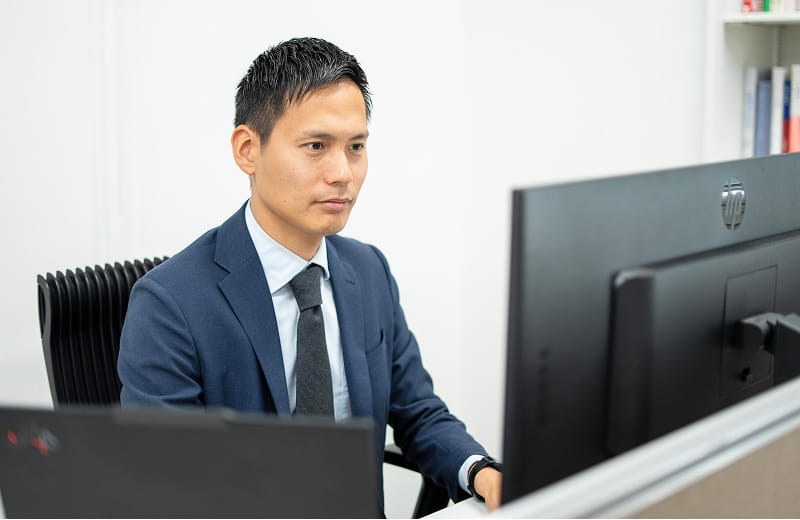 代表の仕事姿