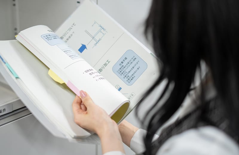 資料を見て勉強する様子