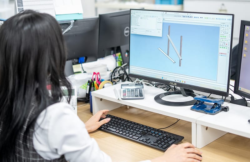 パソコンで作業する様子