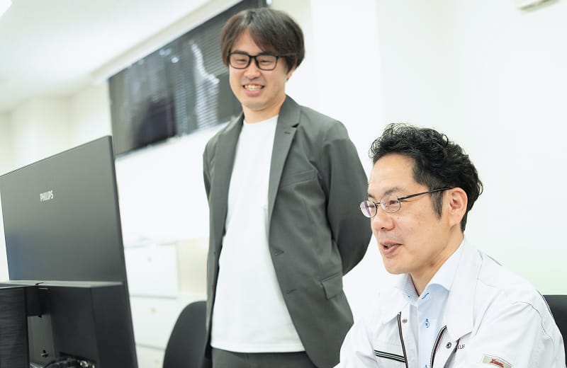 笑顔で話し合う管理業務