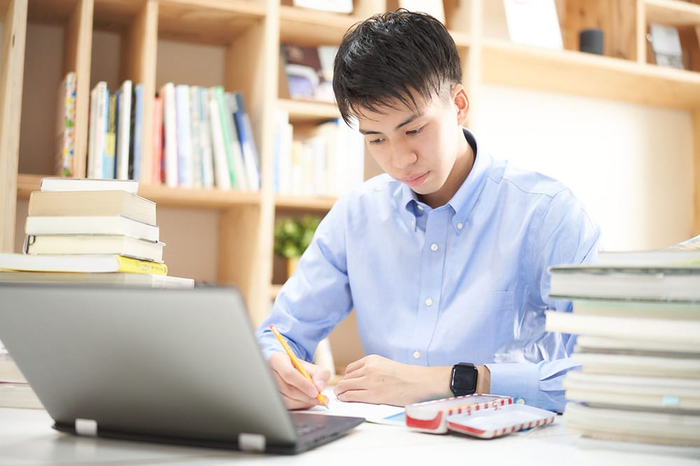 資格の勉強をする社員