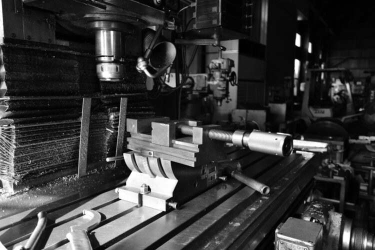 OEEとは何か？設備総合効率の計算式や構成要素をわかりやすく解説